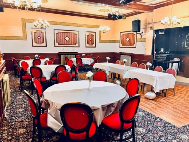 Sneyd Arms Hotel Tunstall Chatterley Екстериор снимка